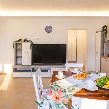 Sanbaldo 1br Terrace - Happy *
